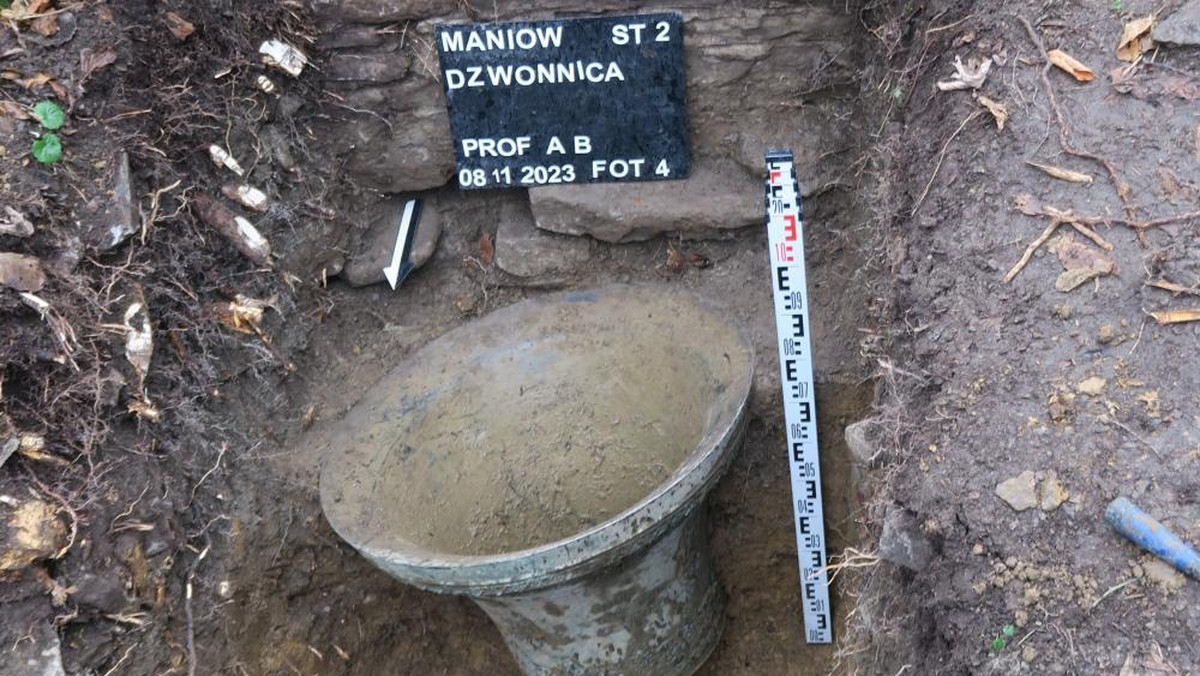 W Bieszczadach wydobyto ukryty w ziemi dzwon cerkwi z Maniowa