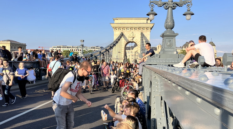 Egy hónappal az átadó után megrongálták a Lánchidat / Fotó: Ringier-archívum