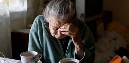 85-latka wyrzuciła przez okno 75 tys. zł za szczepionkę na COVID-19 dla wnuka. Wszystko straciła