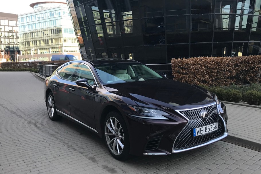 Nowy limuzyna Lexus LS 400 zaskakuje. 