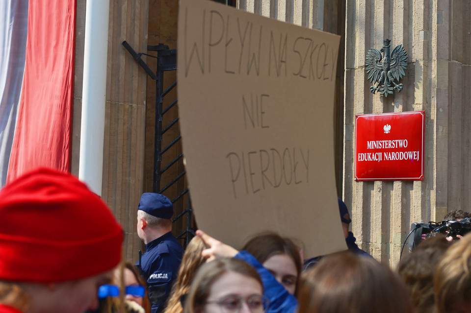 Manifestacja uczniów pod MEN