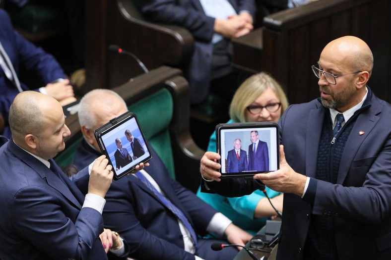 Poseł KO Jakub Rutnicki (P) i poseł PiS Dariusz Matecki (L) na sali obrad Sejmu w Warszawie