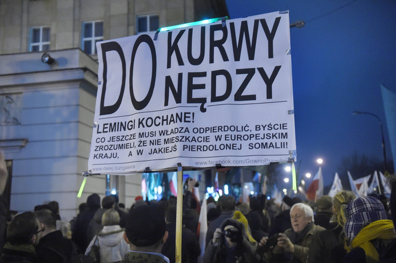 Część protestujących wdarła się do budynku, domagają się powtórzenia wyborów samorządowych...