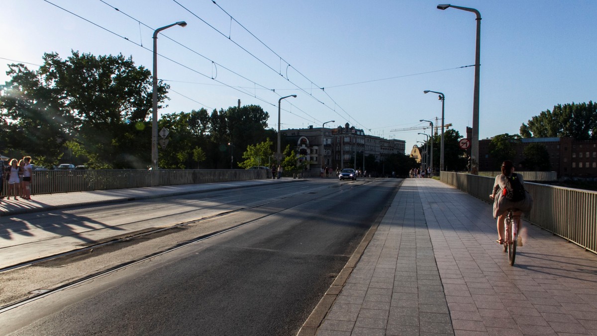 Dwadzieścia siedem wrocławskich mostów dzisiaj zamieni się w artystyczne instalacje. To pierwsze duże przedsięwzięcie wpisujące się w program artystyczny Wrocławia jako Europejskiej Stolicy Kultury 2016 r.