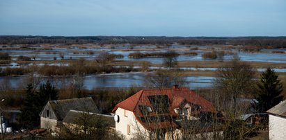 W rzekach wzbierają wody. IMGW ostrzega: może być niebezpiecznie