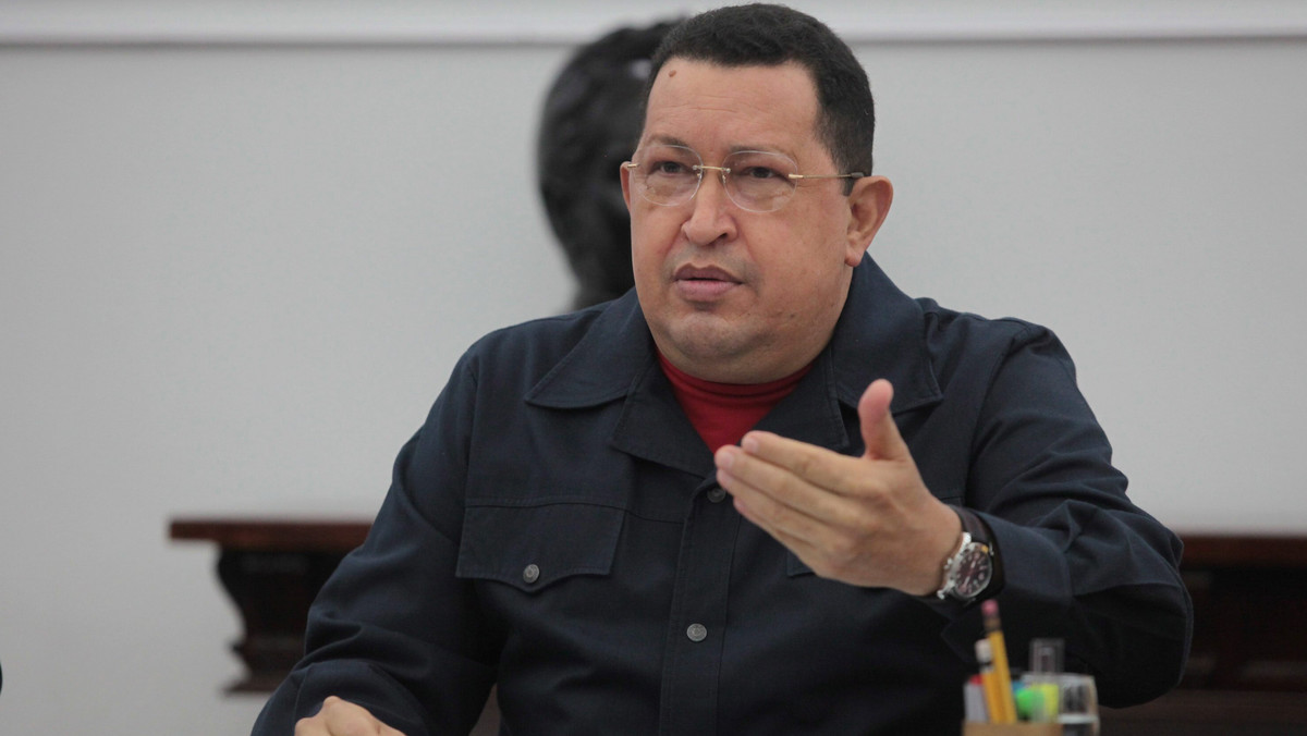 Przywódca Wenezueli Hugo Chavez po raz pierwszy wystąpił na żywo w telewizji publicznej po powrocie z Kuby, gdzie poddał się kuracji antynowotworowej. Zapowiedział "polityczny nokaut" swoich przeciwników w wyborach - informuje agencja Rosbałt.