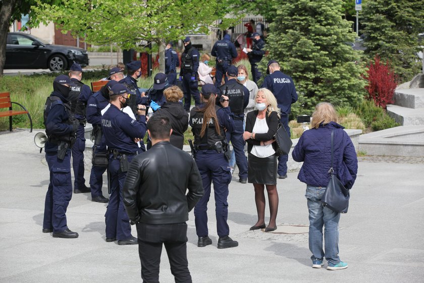 Ostatnia droga zamordowanej Kornelii. Po pogrzebie doszło do spięcia żałobników z policją