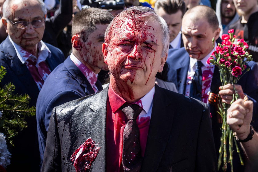 Rosyjski ambasador w Polsce Siergiej Andriejew został oblany czerwoną farbą