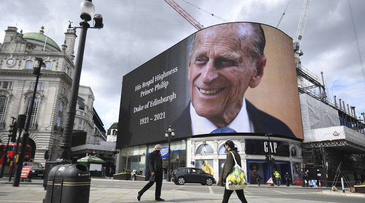 Fülöp edinburghi herceget, II. Erzsébet brit királynő férjét ábrázoló fényreklám London belvárosában /Fotó: MTI/AP/PA/Kirsty O'Connor