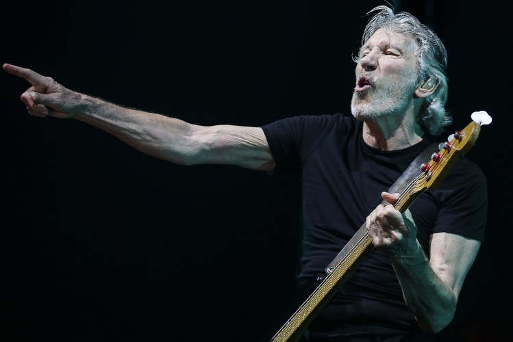 Roger Waters podczas koncertu w Lizbonie w maju 2018 roku w ramach trasy Us +Them