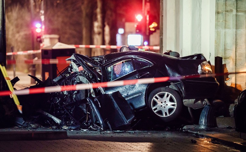 Mercedes uderzył w Bramę Brandenburską, miał polskie tablice rejestracyjne