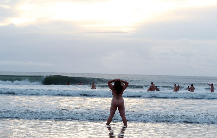 Setki golasów na plaży w Anglii. Tak świętowali równonoc jesienną 2018