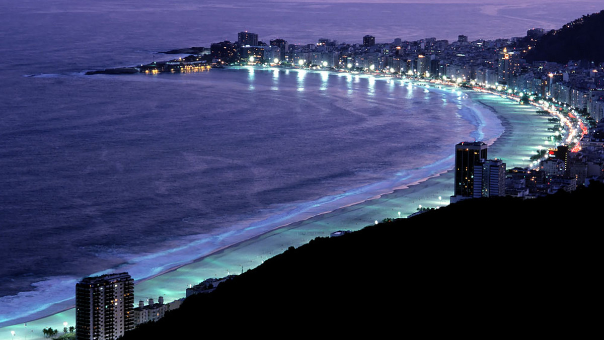 Dwa miliony ludzi w białych strojach, samba i brazylijski rock z dwunastu wież głośnikowych rozmieszczonych na czterech kilometrach, sztuczne ognie wystrzeliwane z tratew na oceanie - to sylwester na plaży Copacabana w Rio de Janeiro.