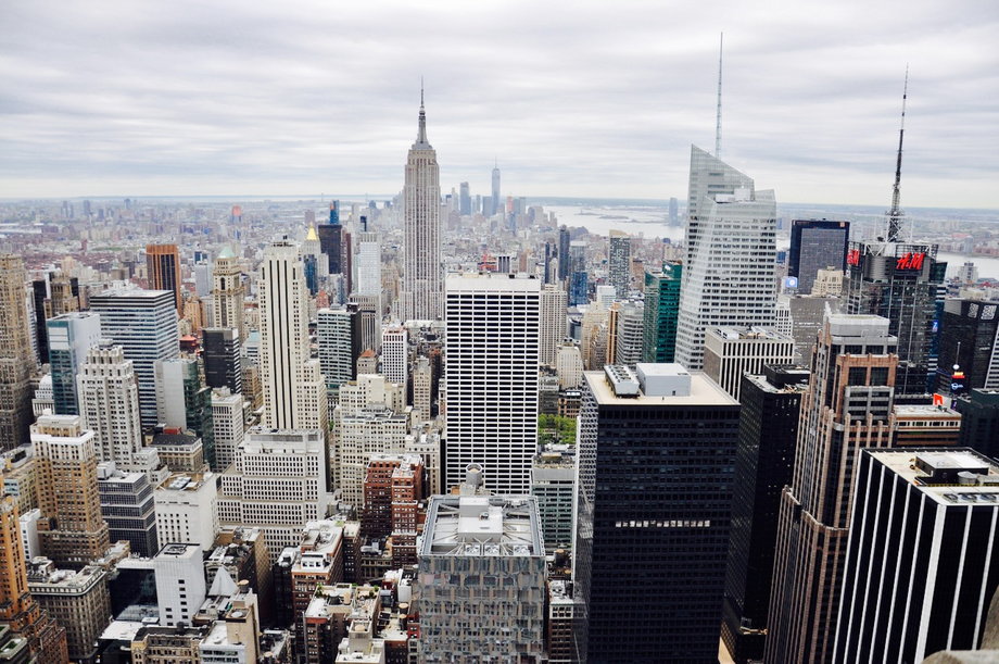 Z Top of the Rock można oglądać panoramę Manhattanu. W środku widoczny Empire State Building, otwarty w 1931 roku, przez nieco ponad 40 lat był najwyższym budynkiem w Nowym Jorku. Ma 103 piętra, mierzy 381 metrów, a wraz z anteną jest o 62 metry wyższy. W tle widoczne jest One WTC. 