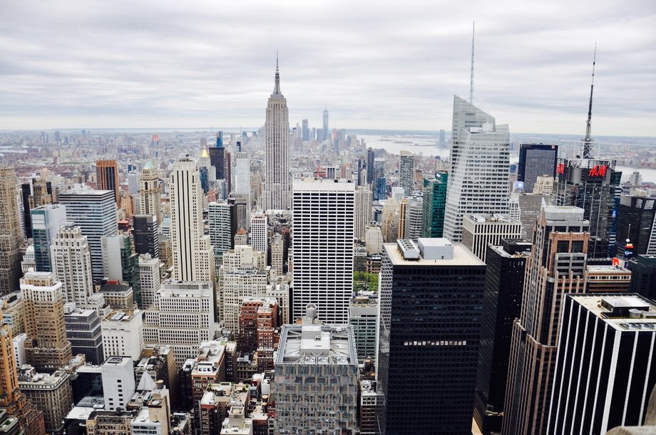 Z Top of the Rock można oglądać panoramę Manhattanu. W środku widoczny Empire State Building, otwarty w 1931 roku, przez nieco ponad 40 lat był najwyższym budynkiem w Nowym Jorku. Ma 103 piętra, mierzy 381 metrów, a wraz z anteną jest o 62 metry wyższy. W tle widoczne jest One WTC. 