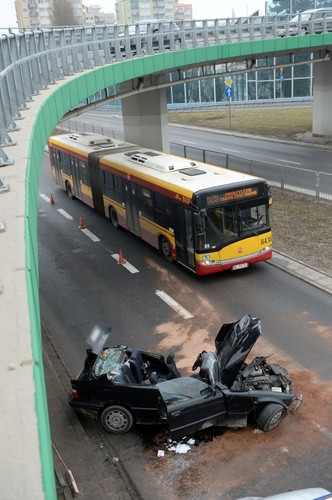 BMW rozbite na filarze mostu Łazienkowskiego w Warszawie