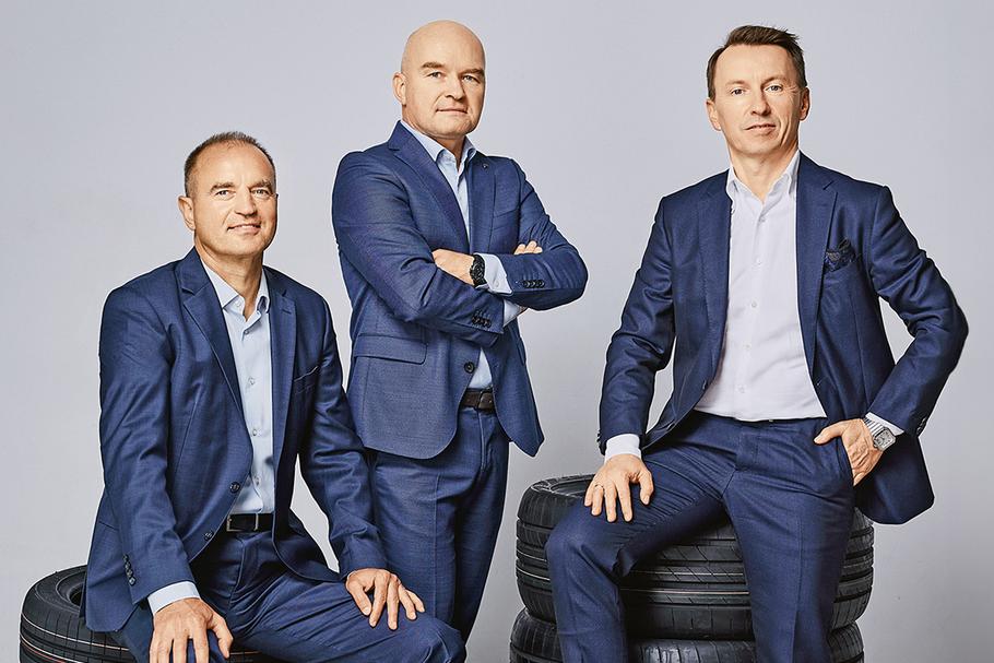 Zarząd Goodyeara w Polsce ma za sobą duży przebieg. Jacek Pryczek (w środku) jest związany z firmą od ponad 30 lat, Leszek Szafran (z prawej) od 28 lat, a Waldemar Jarosz od 25 lat.