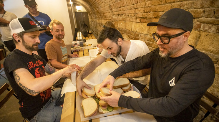 Rászorulóknak készítettek szendvicseket a FISH! zenészei és rajongói -  fotók - Blikk
