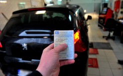 Kiedy koniec z wymianą dowodów rejestracyjnych? Rząd złapał poślizg, ministerstwo wyjaśnia