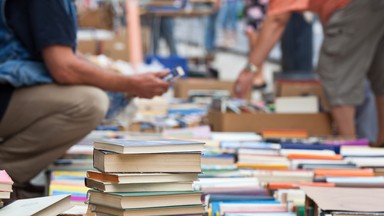 Wytyczne dla bibliotek na czas koronawirusa. Zalecane wydzielenie "drogi brudnej" i "czystej" dla książek