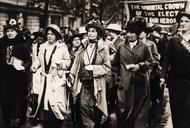 Marsz kobiet żądających, aby rząd brytyjski pozwolił im pracować przy produkcji amunicji. Szacuje się, że w marszu, któremu przewodniczyła Emmeline Pankhurst (trzecia od lewej), uczestniczyło 50 tys. kobiet, Londyn, 17 lipca 1915 r.