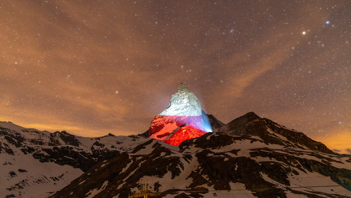 Koronawirus: Szwajcaria. Polska flaga wyświetlona na górze Matterhorn w Alpach