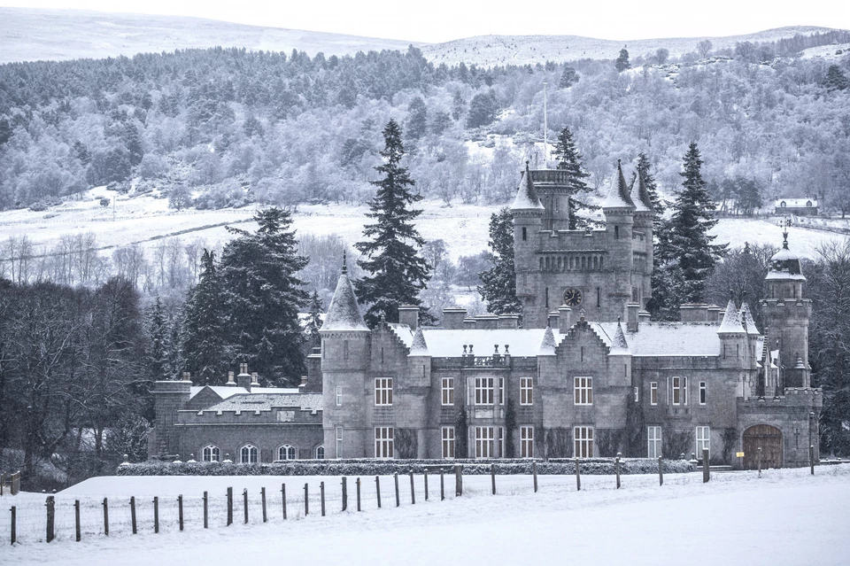 Widoczny na zdjęciu zamek Balmoral jest najokazalszym zabudowaniem szkockiej posiadłości rodziny królewskiej, na której terenie mieści się też Birkhall - aktualne miejsce odosobnienia Księcia Karola