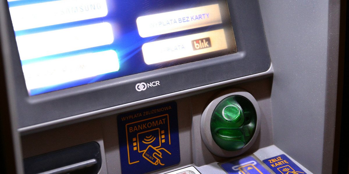 Wypłata pieniędzy z bankomatu za pomocą BLIK-a będzie niedługo kosztować klientów mBanku 5 zł.