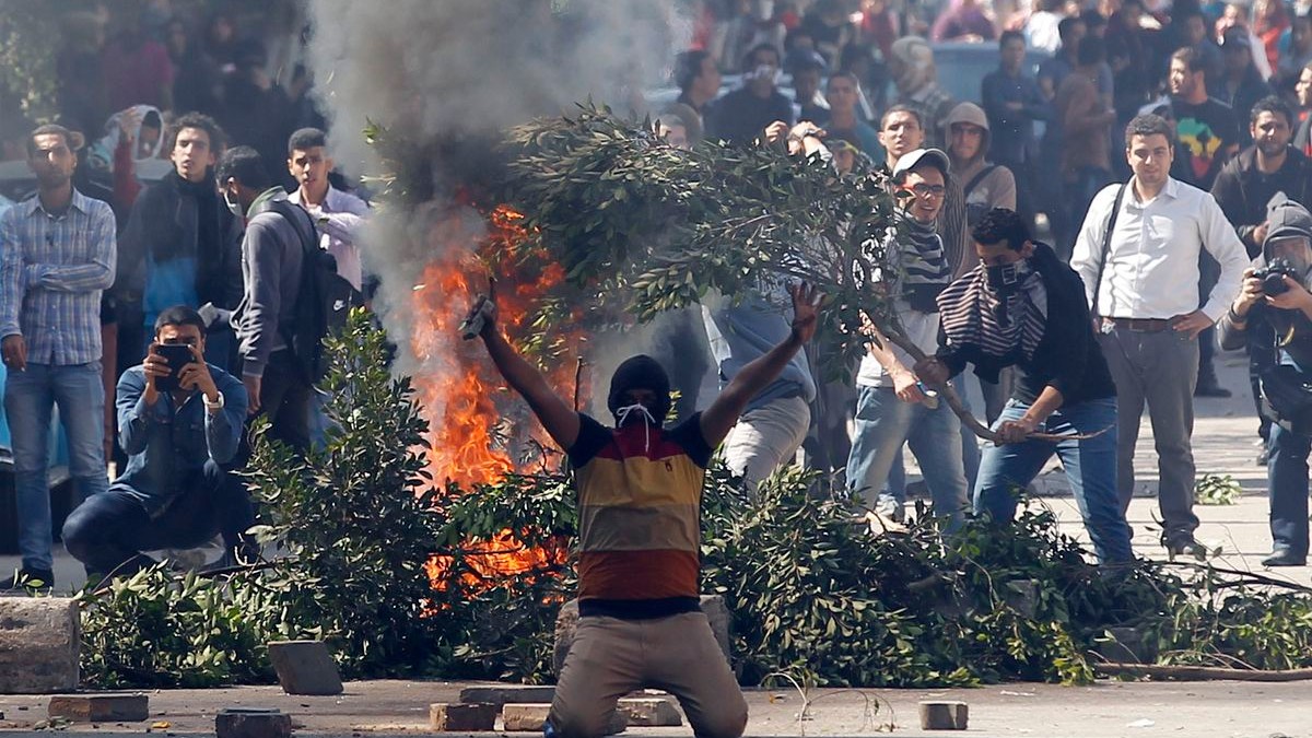 Študenti podporujúci Mursího a Moslimské bratstvo skandujú proti Sísímu