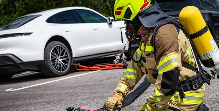 Jak ugasić palące się auto elektryczne? Nowe sposoby gaszenia akumulatorów