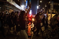 Tysiące ludzi demonstrują w Nowym Jorku nie bacząc na godzinę policyjną