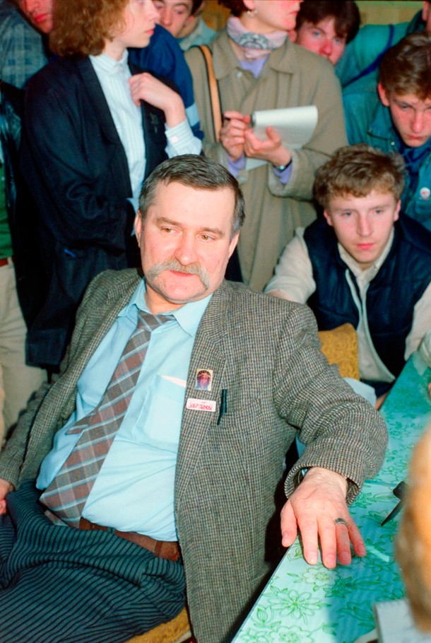 Strajk w Stoczni Gdańskiej. Na zdjęciu Lech Wałęsa, za nim Jacek Kurski, 4 maja 1988 r