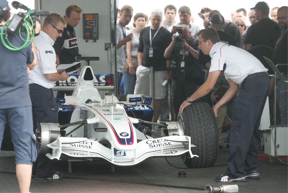 WYŚCIGI SAMOCHODOWE F1 BMW SAUBER PIT LANE PARK