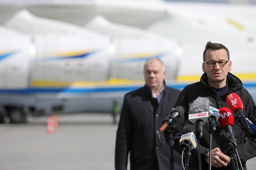 Mateusz Morawiecki i Jacek Sasin przy An-225