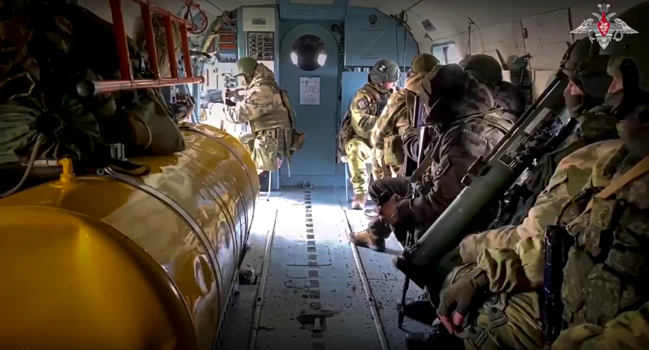 Ruska vojska u helikopteru tokom misije na nepoznatoj lokaciji u Ukrajini 17. januara