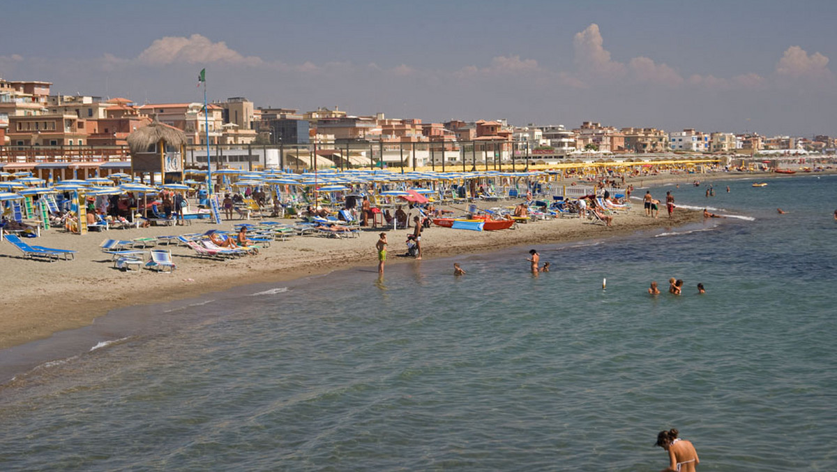 Rekordowe tłumy wypełniły w sobotę nadmorskie plaże w niemal całych Włoszech. Na znacznej części terytorium kraju panował taki upał, jak w sierpniu.