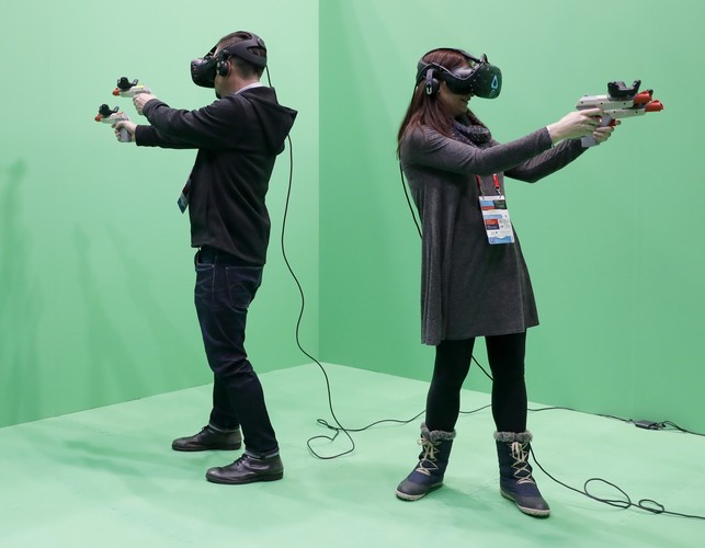 Z zewnątrz może wygląda to śmiesznie, ale oni świetnie się bawią grając w grę w wirtualnej rzeczywistości