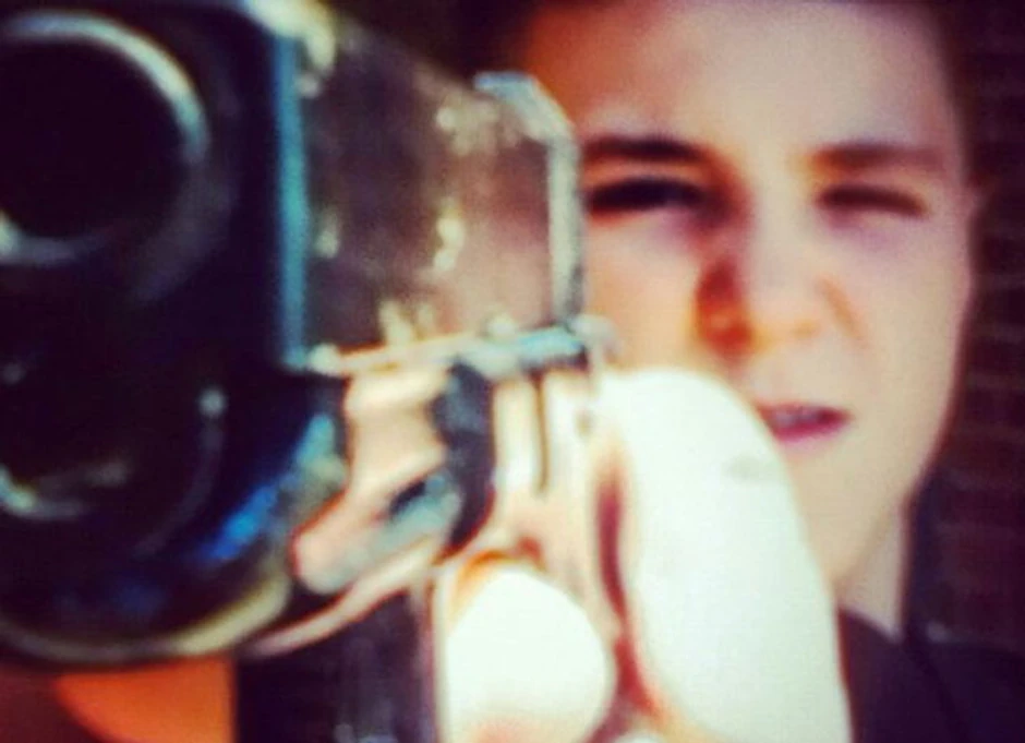 Roko pozira sa pištoljem