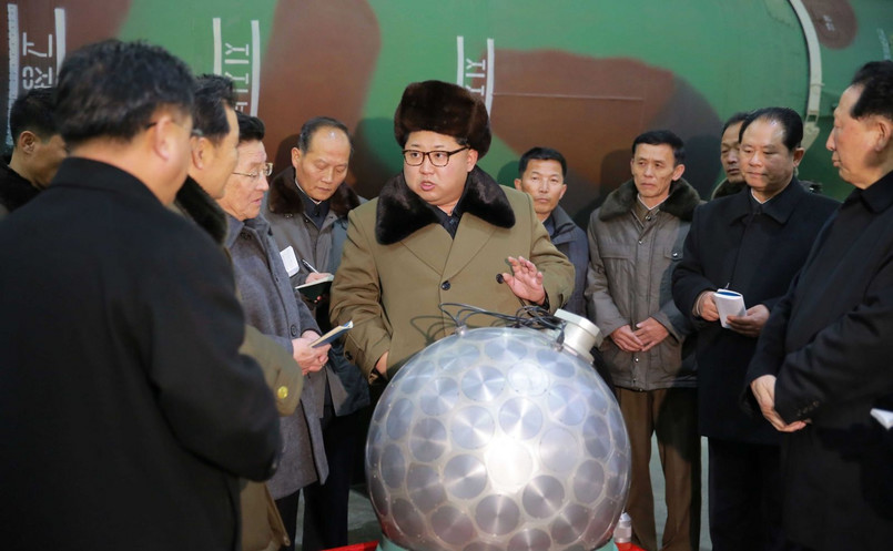 Kim Dzong Un rozmawia z naukowcami zaangażowanymi w program nuklearny