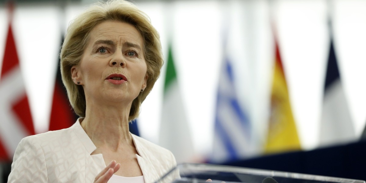 Ursula von der Leyen to bliska współpracownica Angeli Merkel. Odkąd została kandydatką na szefa KE, ujawniła, że popiera mechanizm praworządności europejskiej, chce usunięcia barier dla jednolitego rynku, sprawiedliwego opodatkowania oraz stworzenia funduszu sprawiedliwej transformacji, który ma pomóc krajom w transformacji energetycznej 