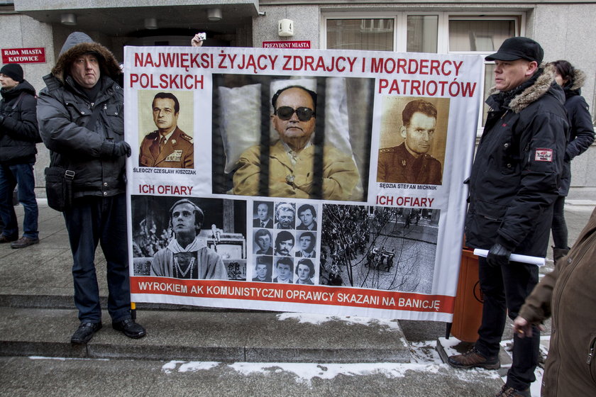 Pikieta ws usunięcia pomnika żołnierzy radzieckich z pl. Wolności w Katowicach