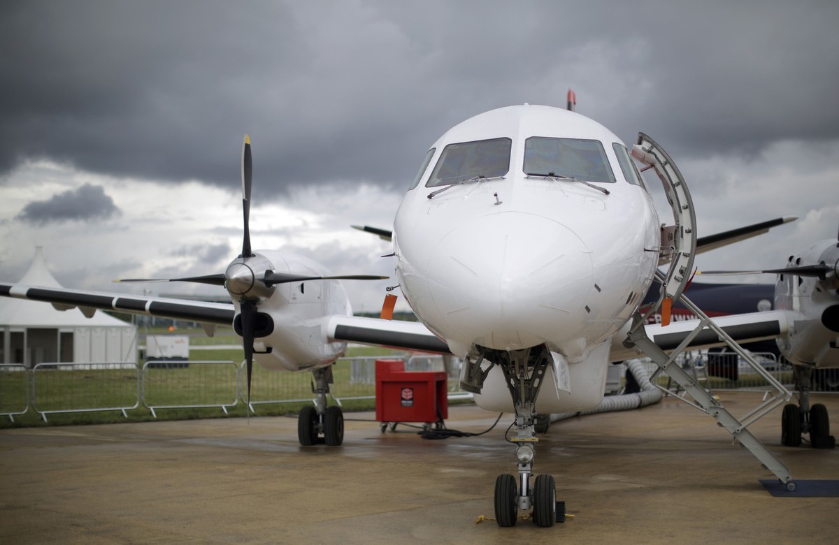 Samolot Saab 340 na wystawie drugiego dnia Międzynarodowych Targów Lotniczych Farnborough w Farnborough w Wielkiej Brytanii