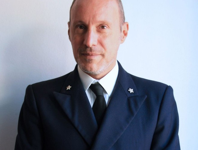 Na bohatera narodowego wyrósł kapitan włoskiej straży przybrzeżnej Gregorio De Falco, który w ostrej rozmowie nakazał Schettino powrót na pokład tonącego statku