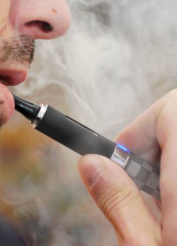 Összefüggést találtak az e-cigi és a merevedési zavar között