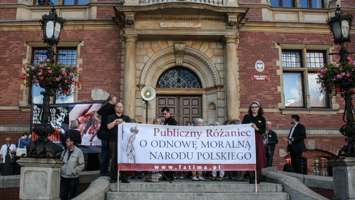 "Propagowanie sodomii i sztucznego zapłodnienia", "wspieranie lobby homoseksualnego" - w rozmowie z Onetem organizatorzy publicznego Różańca wyliczają, ich zdaniem, grzechy obecnych władz w Gdańsku i Sopotu. W ostrych słowach atakują też pomorskiego lidera KOD, który ripostuje: - To przykre, że takie środowiska nie modlą się o poszanowanie godności drugiego człowieka. Zamiast tego z modlitwy czynią akt homofobiczny.