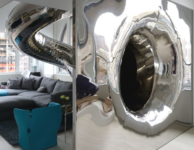 Pierwsza częśc znajdującej się w apartamencie krętej zjeżdżalni prowadzi z poddasza do sypialni dla gości na trzecim piętrze, druga – z sypialni do biblioteki. Wylot zjeżdżalni jest jednocześnie jedną ze ścian biblioteki. Na zdjęciu: SkyHouse, zjeżdżalnia, źródło: David Hotson_Architect