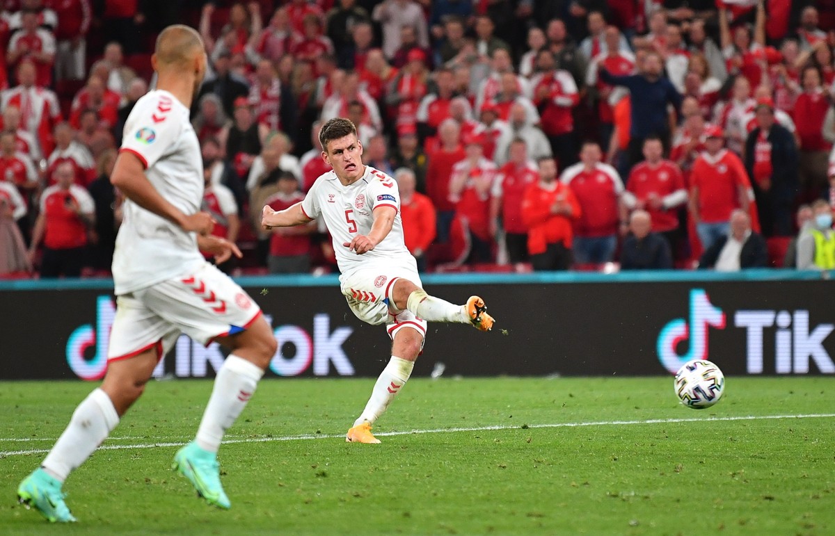 Duńczyk Joakim Maehle (P) strzelający gola na 4:1 w meczu z Rosją