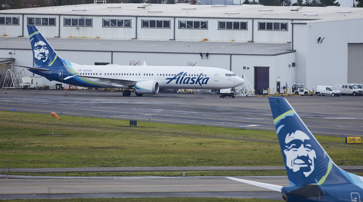 Az Alaska Airlines balesetet szenvedett, 737 MAX 9-es típusú utasszállító repülőgépe az Oregon állambeli Portland repülőterén / Fotó: MTI / AP / Craig Mitchelldyer