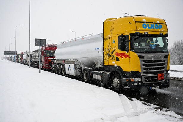 Ciężarówki, których kierowcy oczekują na przekroczenie polsko-ukraińskiego przejścia granicznego w Medyce, stoją na obwodnicy Przemyśla