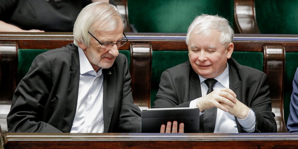 Każdy poseł dostaje tablet, dzięki któremu zawsze pod ręką ma dostęp do sejmowych dokumentów. Parlamentarzyści bardzo chętnie z niego korzystają. Za zdjęciu prezes PiS Jarosław Kaczyński i szef klubu PiS Ryszard Terlecki w trakcie obrad Sejmu. 